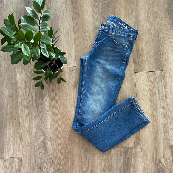 GAP Mid-Blue "Real Straight" Mid-Rise Jeans - Picture 14 of 14
